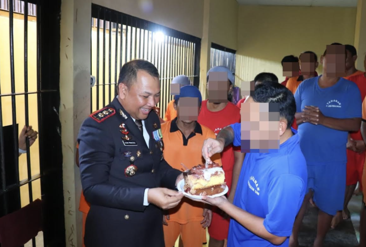 AKBP Doni Berbagi Kue Ulang Tahun Bersama Warga Rutan, Warnai Momen Hari Bhayangkara Ke-79 di Polres Pekalongan