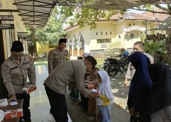 Polsek Sragi Berikan Santunan kepada Anak Yatim dalam Rangka Meningkatkan Kepedulian Sosial