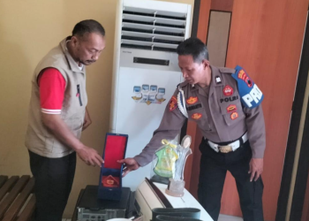 Warga Serahkan Barang Hasil Penjarahan Saat Demo DPRD Pekalongan ke Polsek Bojong