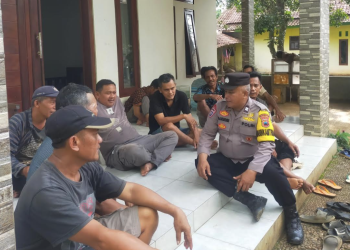 Bhabinkamtibmas Sambangi Warga Blimbing, Ajak Jaga Kamtibmas dan Waspadai Cuaca Ekstrem