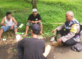 Bhabinkamtibmas Polsek Karanganyar Sambang Petani Durian, Ajak Wujudkan Kampung Aman dan Tangguh Cuaca Ekstrem