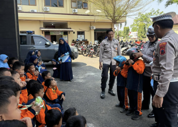 Satlantas Polres Pekalongan Gelar Polisi Sahabat Anak, Siswa SDIT Mutiara Umat Diajak Belajar Tertib Lalu Lintas