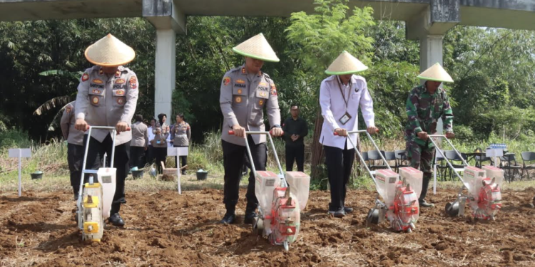 Polres Purbalingga Gelar Tanam Jagung Serentak dan Gerakan Pangan Murah di Kaligondang
