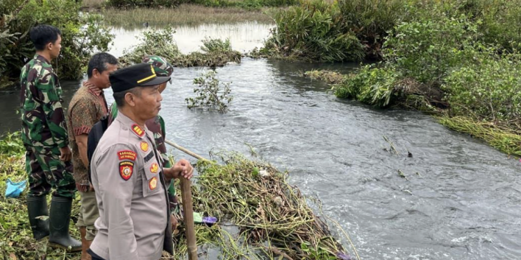 Polsek Sragi Gerak Cepat Tinjau Lokasi Tanggul Jebol di Desa Depok
