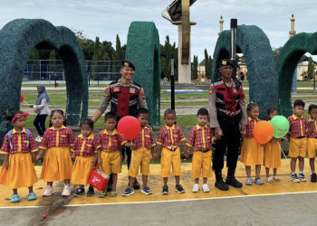 Hangat, Momen Humanis Anggota Polres Pekalongan Saat Bergandengan Tangan dan Bermain dengan Anak di Alun-Alun