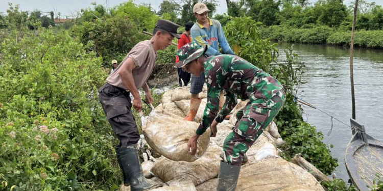 Tanggul Sungai Silempeng Jebol, Kapolsek Sragi Pimpin Kerja Bakti Darurat Bersama Warga dan TNI