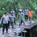 Kondisi Kritis, Kapolres Pekalongan Cek Langsung Jembatan Penghubung Dua Desa yang Rusak Parah