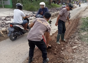 Cegah Kecelakaan, Polsek Sragi Respons Cepat Tambal Jalan Berlubang yang Rusak Parah