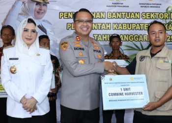 Kapolres Pekalongan Dampingi Bupati Serahkan Combi dan Cultivator Untuk Petani