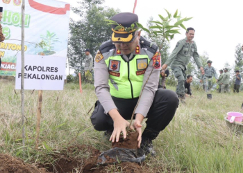 Lawan Deforestasi, Kapolres Pekalongan Pimpin Aksi Tanam 1.000 Pohon di Lahan Kritis Simego