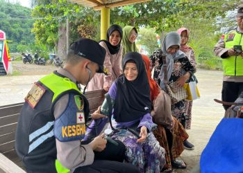 Polisi Nyambangi Wisata: Dokkes Polres Pekalongan Beri Layanan Kesehatan Gratis di Danau Al-Kautsar