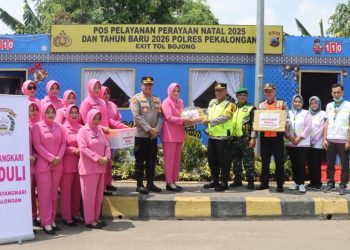 Beri Semangat Personel Nataru, Ketua Bhayangkari Cabang Pekalongan Bagikan Bingkisan dan Suplemen di Pos Pam