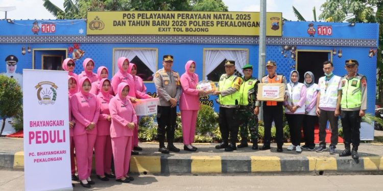 Beri Semangat Personel Nataru, Ketua Bhayangkari Cabang Pekalongan Bagikan Bingkisan dan Suplemen di Pos Pam