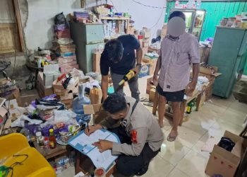Jelang Nataru, Polsek Sragi Razia Warung-warung dan Sita Puluhan Botol Miras