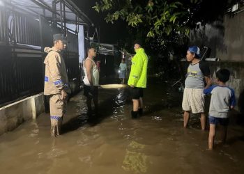 Gerak Cepat Polsek Wonopringgo Pantau Banjir di Dukuh Puton, Ketinggian Air Capai 25 Cm